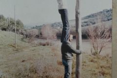 Nella foto: Pino Paolillo e Giuseppe Cutuli. Apposizione tabelle all'oasi dell'Angitola. 1984.